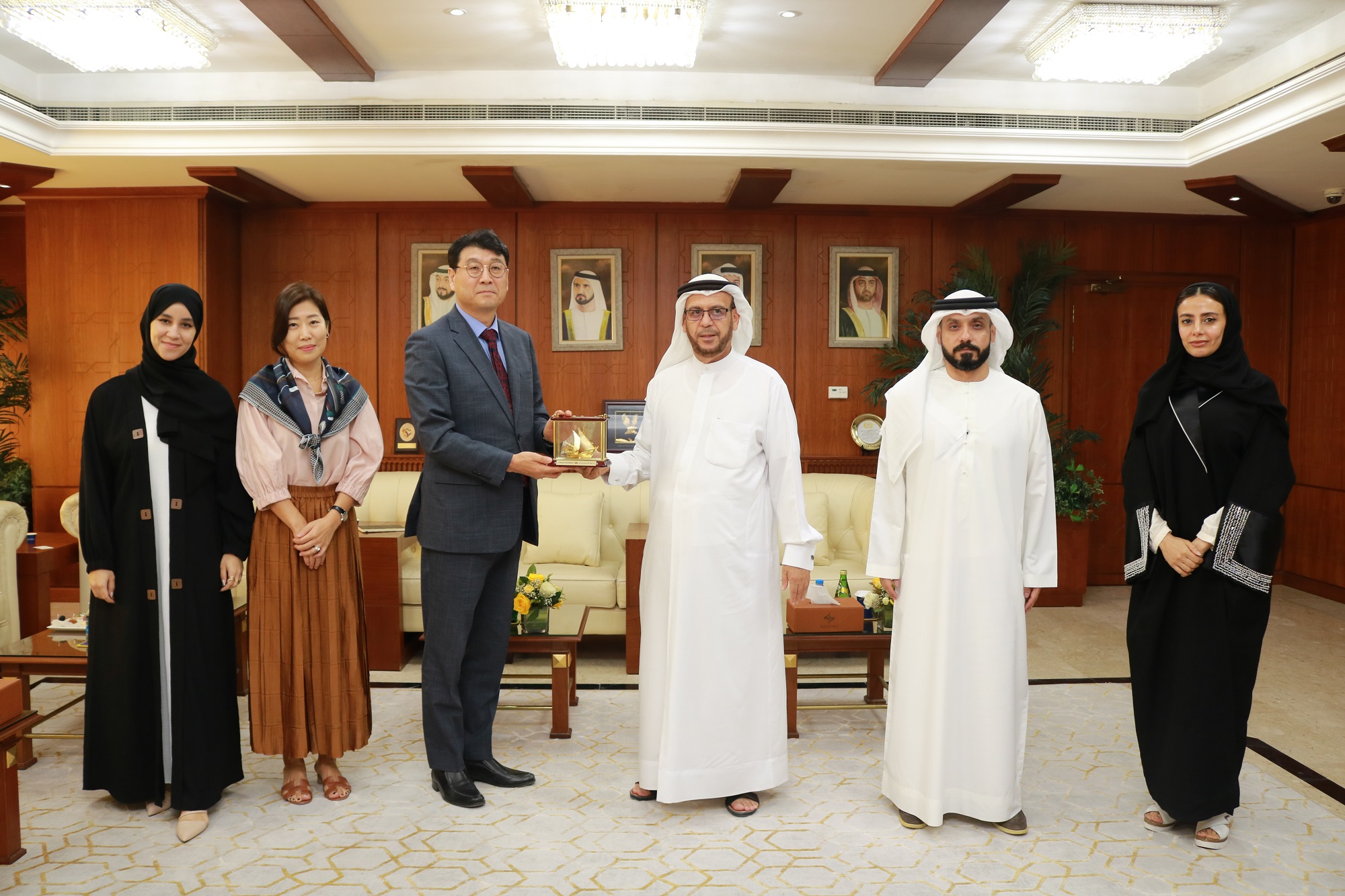 Ajman Chamber discusses cooperation with the Consulate General of South Korea