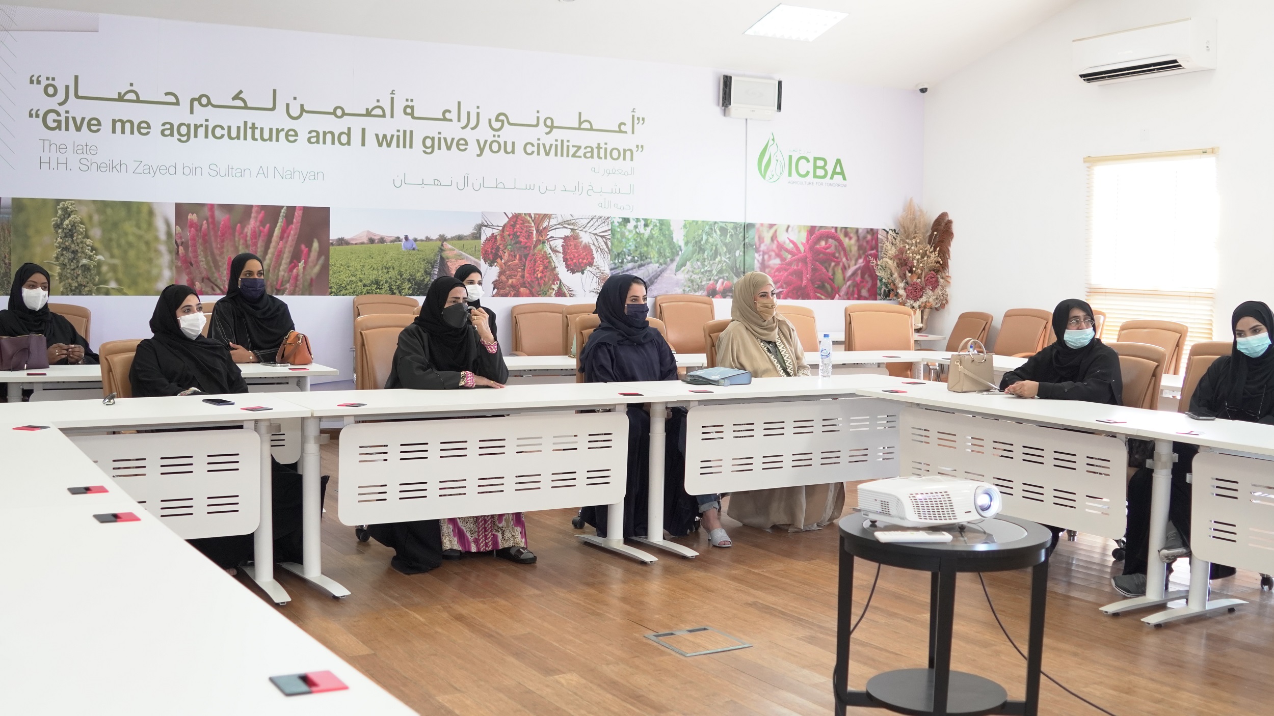 مجلس سيدات أعمال عجمان وجمعية عجمان للتنمية الاجتماعية والثقافية يزوران المركز الدولي للزراعة الملحية "إكبا"